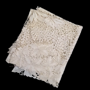 77344 BAWEŁNIANA GIPIURA OBRUS W WINOGRONA W KREMIE 138 X 73 CM (6).png