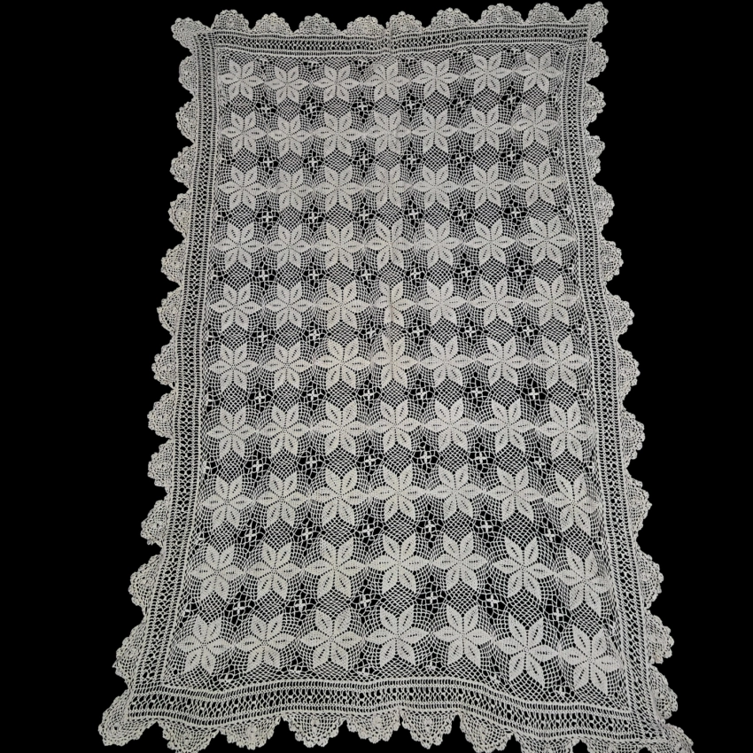 77348 SZYDEŁKO DUŻY KREMOWY OBRUS W GWIAZDKI 175 X 118 CM (1).jpg