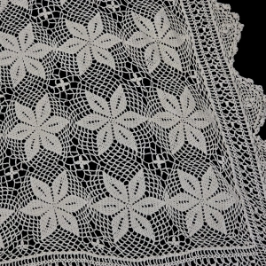 77348 SZYDEŁKO DUŻY KREMOWY OBRUS W GWIAZDKI 175 X 118 CM (2).png