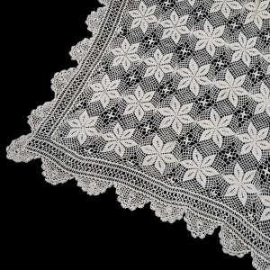 77348 SZYDEŁKO DUŻY KREMOWY OBRUS W GWIAZDKI 175 X 118 CM (3).png
