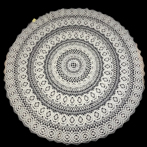 77352 KORONKA KLOCKOWA OKRĄGŁY OBRUS W KREMOWYM KOLORZE 175 CM (1).jpg