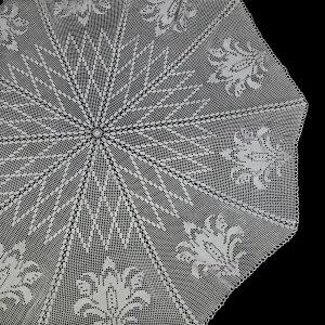 77361 SZYDEŁKO OKRĄGŁY OBRUS W KWIATY W BIELI 137 CM (4).jpg