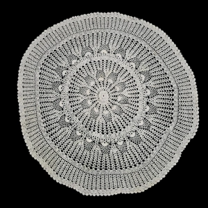77366 SZYDEŁKO OKRĄGŁY OBRUSIK W KREMIE 80 CM (1).jpg