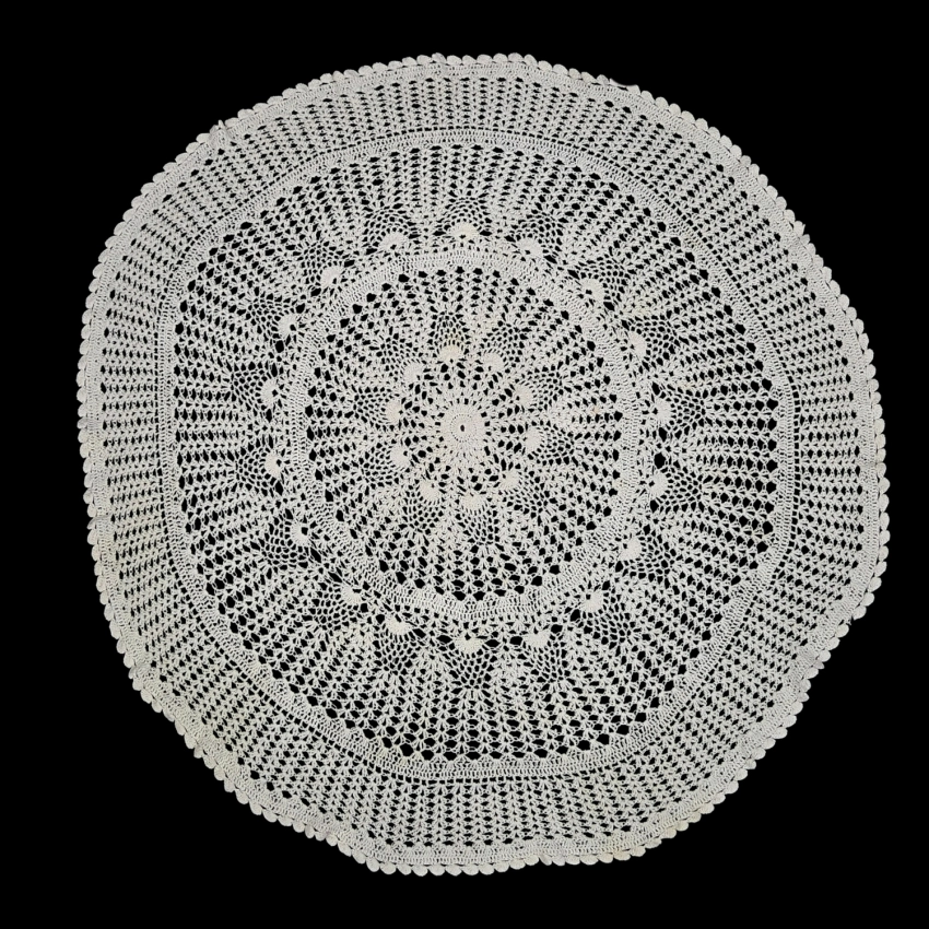 77366 SZYDEŁKO OKRĄGŁY OBRUSIK W KREMIE 80 CM (1).jpg
