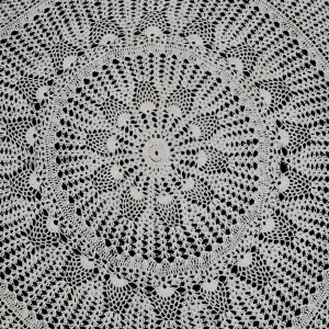 77366 SZYDEŁKO OKRĄGŁY OBRUSIK W KREMIE 80 CM (2).jpg
