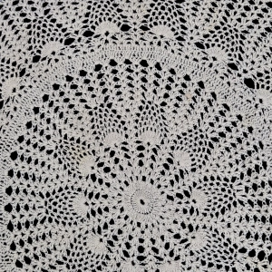 77366 SZYDEŁKO OKRĄGŁY OBRUSIK W KREMIE 80 CM (4).jpg