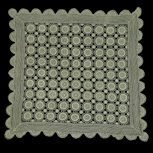 77371 KORONKA SZYDEŁKOWA OBRUS W ROZETY W ZIELENI ŚLICZNOŚCI 81 X 79 CM (1).jpg