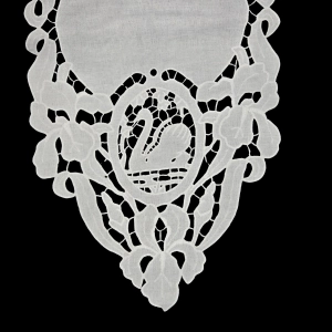 77372 PŁÓTNO HAFT RICHELIEU ŁABĘDZIE I IRYSY 88 X 38 CM (2).jpg