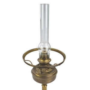 77393 STARA MOSIĘŻNA LAMPA NAFTOWA Z KOMINKIEM I KREMOWYM KLOSZEM (2).jpg