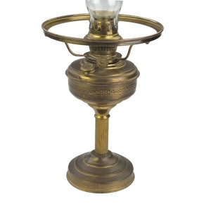 77393 STARA MOSIĘŻNA LAMPA NAFTOWA Z KOMINKIEM I KREMOWYM KLOSZEM (3).jpg