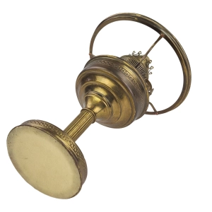 77393 STARA MOSIĘŻNA LAMPA NAFTOWA Z KOMINKIEM I KREMOWYM KLOSZEM (7).jpg