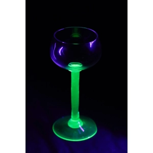 KIELISZEK NA URANOWEJ NÓŻCE ŚWIECI W UV.