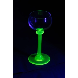 63817 ŚLICZNY KIELISZEK NA URANOWEJ NÓŻCE ŚWIECI W UV (6).jpg