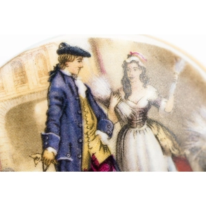 77559 STARA PORCELANOWA BROSZA Z ROMANTYCZNĄ SCENKĄ RODZAJOWĄ (2).jpg