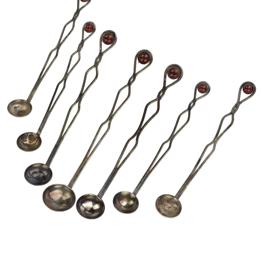 77606 METALOPLASTYKA KOMPLET PLATEROWANYCH ŁYŻECZEK Z BURSZTYNEM (1).jpg