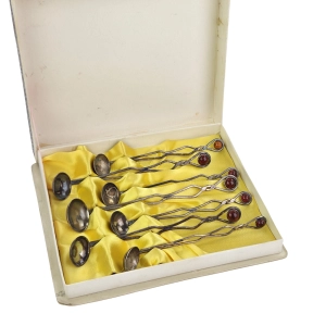 77606 METALOPLASTYKA KOMPLET PLATEROWANYCH ŁYŻECZEK Z BURSZTYNEM (9).jpg
