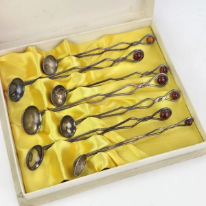 77606 METALOPLASTYKA KOMPLET PLATEROWANYCH ŁYŻECZEK Z BURSZTYNEM (10).jpg