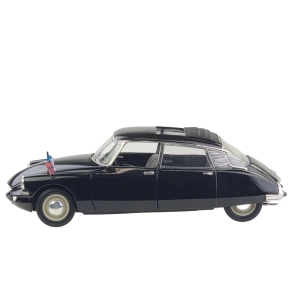 77747 SOLIDO CITROEN DS 19 Z 1963 ROKU MODEL W SKALI 118 (3).jpg
