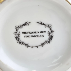 77756 FRANKLIN MINT ŚLICZNY MLECZNIK W NIEBIESKIE KWIATUSZKI (10).jpg