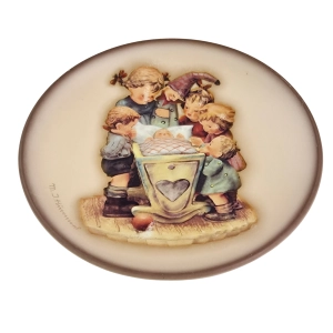 77762 GOEBEL I. HUMMEL MINI TALERZ DZIECI PRZY KOŁYSCE (1).jpg