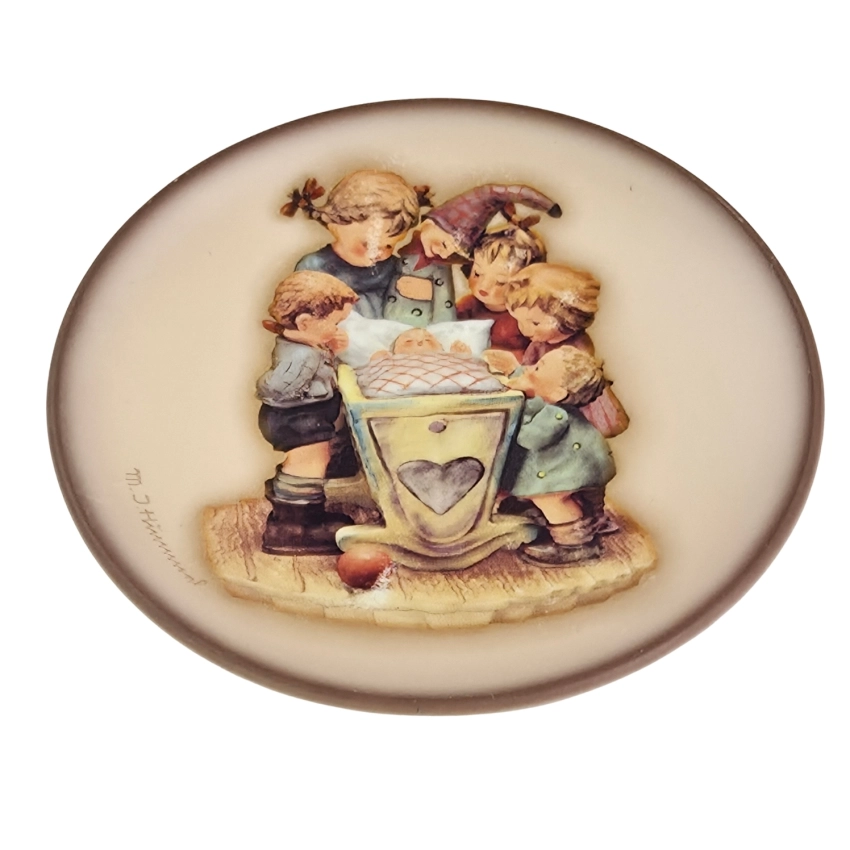 77762 GOEBEL I. HUMMEL MINI TALERZ DZIECI PRZY KOŁYSCE (1).jpg