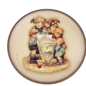 77762 GOEBEL I. HUMMEL MINI TALERZ DZIECI PRZY KOŁYSCE (2).jpg