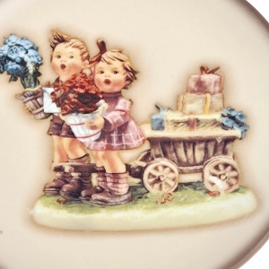 77761 GOEBEL I. HUMMEL MINI TALERZ DZIECI Z WÓZKIEM (2).jpg