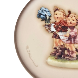 77761 GOEBEL I. HUMMEL MINI TALERZ DZIECI Z WÓZKIEM (3).jpg