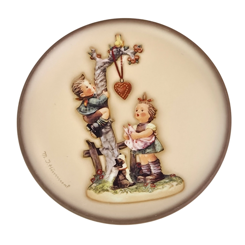 77764 GOEBEL I. HUMMEL MINI TALERZ DZIECI Z SERDUSZKIEM (1).jpg
