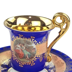 77767 EISENBERG KOBALTOWA FILIŻANKA Z PASTORALNYM USZKIEM ZE SPODKIEM SCENKA MITOLOGICZNA (4).jpg