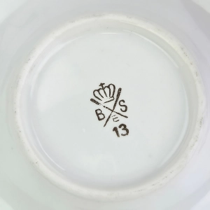 77767 EISENBERG KOBALTOWA FILIŻANKA Z PASTORALNYM USZKIEM ZE SPODKIEM SCENKA MITOLOGICZNA (10).jpg