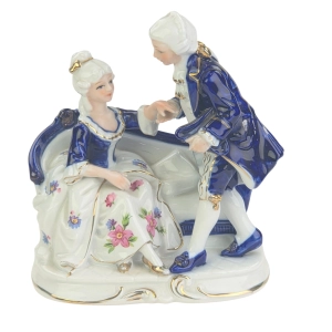 77772 ŚLICZNA RĘCZNIE MALOWANA GRUPA FIGURALNA NA SOFIE CAPODIMONTE (1).jpg