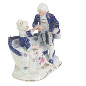 77772 ŚLICZNA RĘCZNIE MALOWANA GRUPA FIGURALNA NA SOFIE CAPODIMONTE (2).jpg