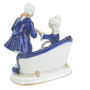 77772 ŚLICZNA RĘCZNIE MALOWANA GRUPA FIGURALNA NA SOFIE CAPODIMONTE (4).jpg