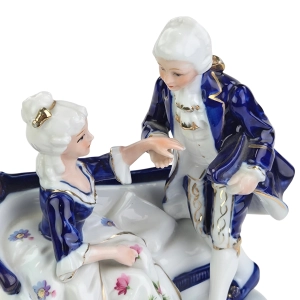 77772 ŚLICZNA RĘCZNIE MALOWANA GRUPA FIGURALNA NA SOFIE CAPODIMONTE (7).jpg