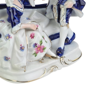 77772 ŚLICZNA RĘCZNIE MALOWANA GRUPA FIGURALNA NA SOFIE CAPODIMONTE (8).jpg