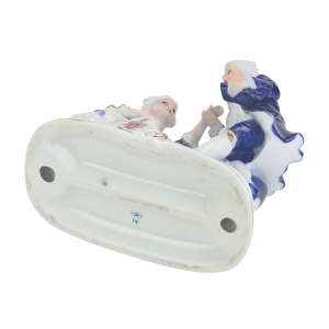 77772 ŚLICZNA RĘCZNIE MALOWANA GRUPA FIGURALNA NA SOFIE CAPODIMONTE (9).jpg