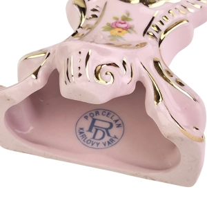77807 KARLOVY VARY RÓŻOWA PORCELANA FIGURKA PRZEDSTAWIAJĄCA ZEGAR KOMINKOWY (9).jpg