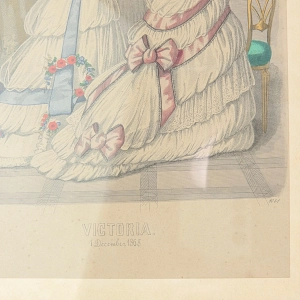 77909 VICTORIA STARA RYCINA Z MODĄ ZA SZYBĄ W RAMIE 1868 rok (5).jpg