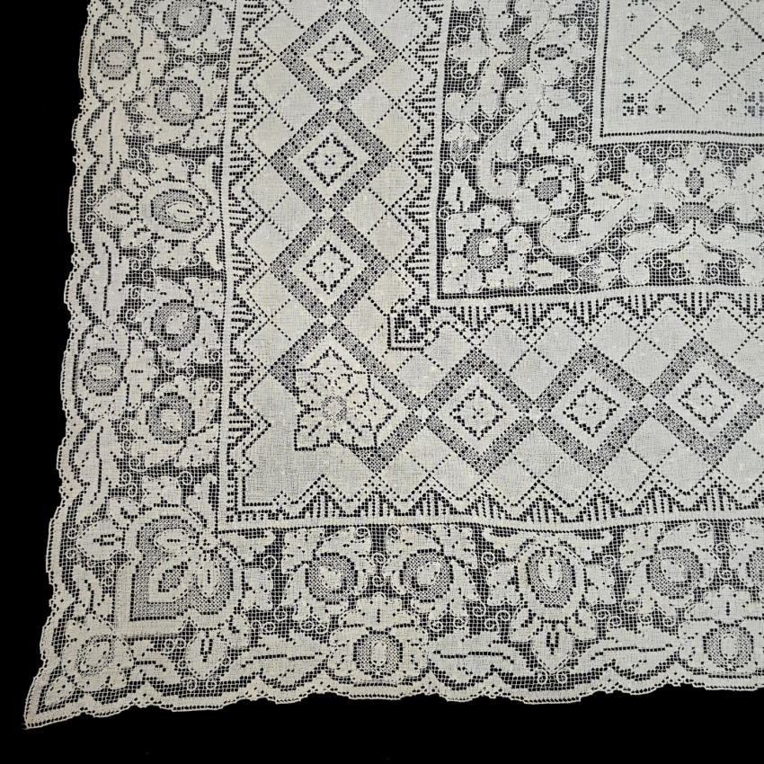 77891 FILET KREMOWY ŚLICZNY OBRUS PIĘKNY WZÓR KWIATOWY 180 X 180 CM (1).jpg