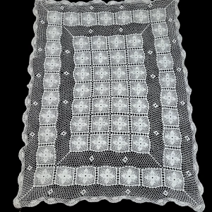 SZYDEŁKO DUŻY BIAŁY OBRUS W GWIAZDKI 155 X 115 CM