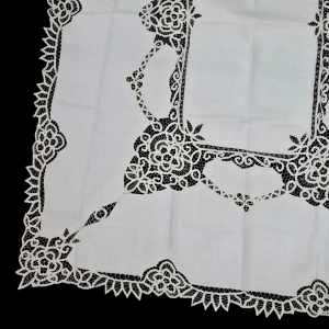 77894 OSZAŁAMIAJĄCY DUŻY OBRUS KORONKA BRUKSELSKA I HAFCIKI NA PŁÓTNIE 175 X 135 CM (2).jpg