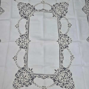 77894 OSZAŁAMIAJĄCY DUŻY OBRUS KORONKA BRUKSELSKA I HAFCIKI NA PŁÓTNIE 175 X 135 CM (3).jpg