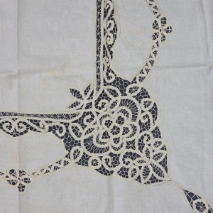 77894 OSZAŁAMIAJĄCY DUŻY OBRUS KORONKA BRUKSELSKA I HAFCIKI NA PŁÓTNIE 175 X 135 CM (8).jpg