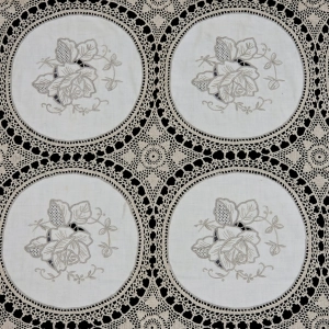 77895 ŚLICZNY OBRUS HAFT W RÓŻE SZYDEŁKOWE KORONKI I PŁÓCIENNE MEDALIONY 153 X 108 CM (4).jpg