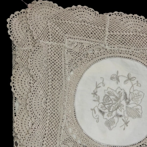 77895 ŚLICZNY OBRUS HAFT W RÓŻE SZYDEŁKOWE KORONKI I PŁÓCIENNE MEDALIONY 153 X 108 CM (8).jpg
