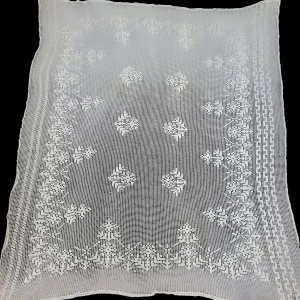 77897 SZYDEŁKO BIAŁY OBRUS FIRANKA CIEKAWY WZÓR 165 X 140 CM (2).jpg