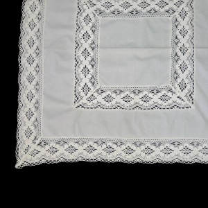 77899 KREMOWY OBRUS W STYLU RETRO PŁÓTNO I KORONKI 116 X 113 CM (2).jpg