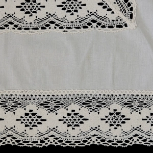 77899 KREMOWY OBRUS W STYLU RETRO PŁÓTNO I KORONKI 116 X 113 CM (4).jpg