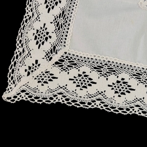 77899 KREMOWY OBRUS W STYLU RETRO PŁÓTNO I KORONKI 116 X 113 CM (5).jpg